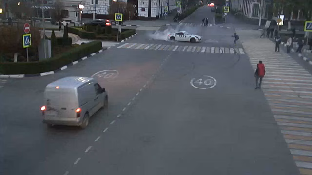 В Армавире неизвестный лихач на автомобиле дрифтовал на оживлённом перекрёстке