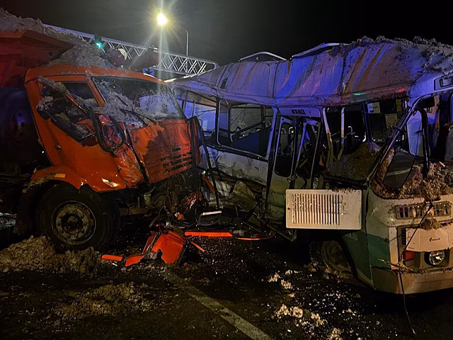 На трассе под Армавиром погиб человек при столкновении автобуса и КамАЗа