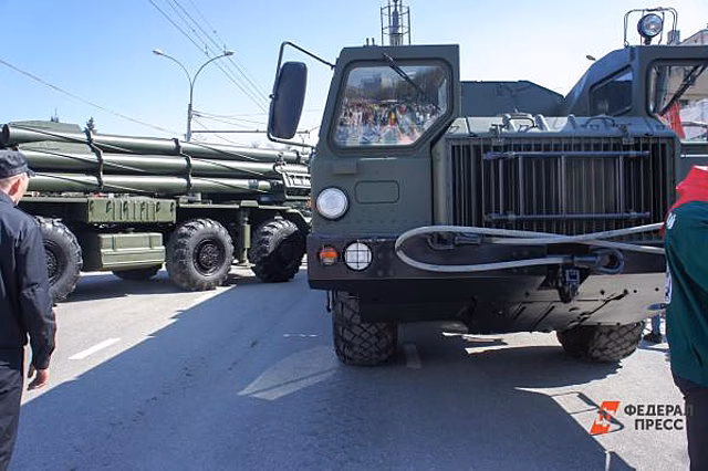 В Петербурге на КАДе военная техника протаранила отбойник: видео