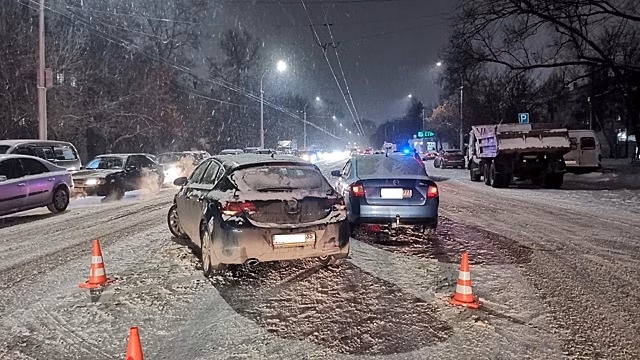 Автоледи врезалась в иномарку в Вологде