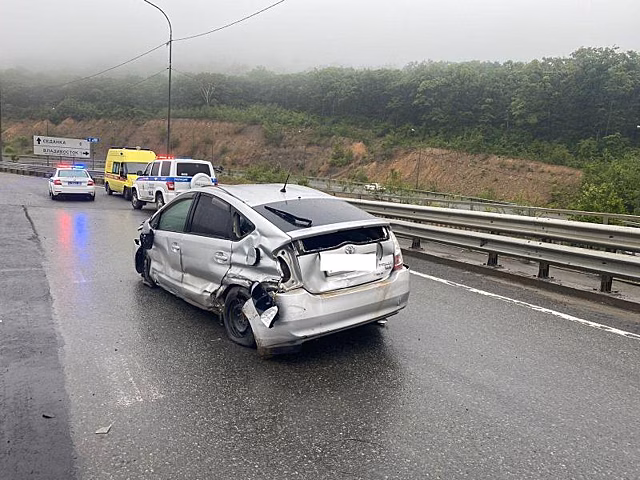 Во Владивостоке водитель Toyota Prius не справился с управлением и въехал в леера
