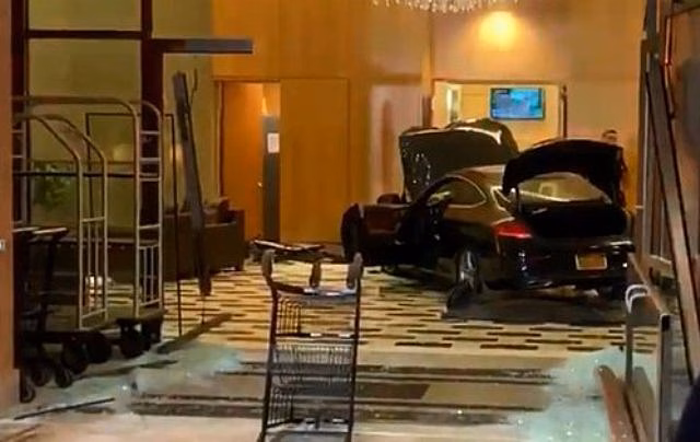 Автомобиль протаранил Trump Plaza