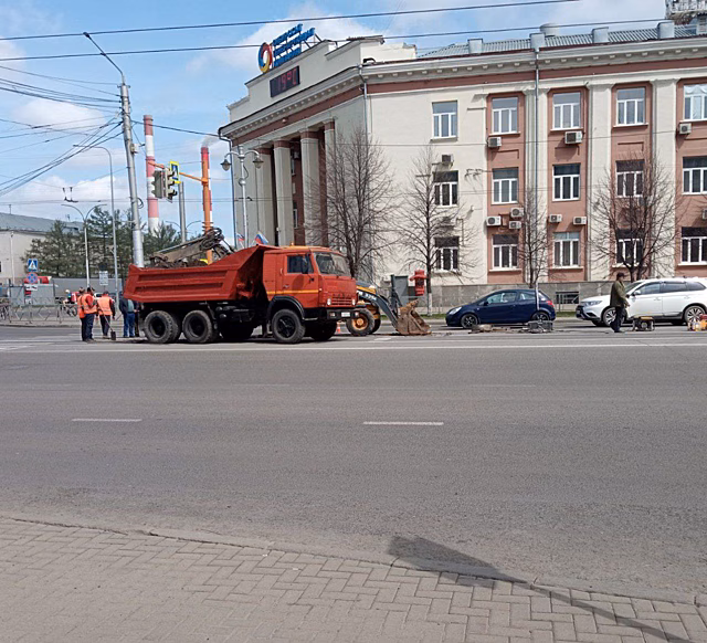 Специалисты отремонтировали ливневку на месте появления огромной лужи в центре Кемерова