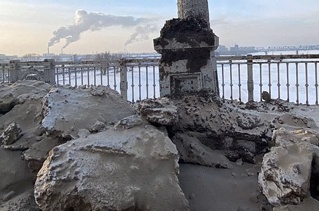 Грязный снегоотвал на обочине Октябрьского моста возмутил водителей Новосибирска