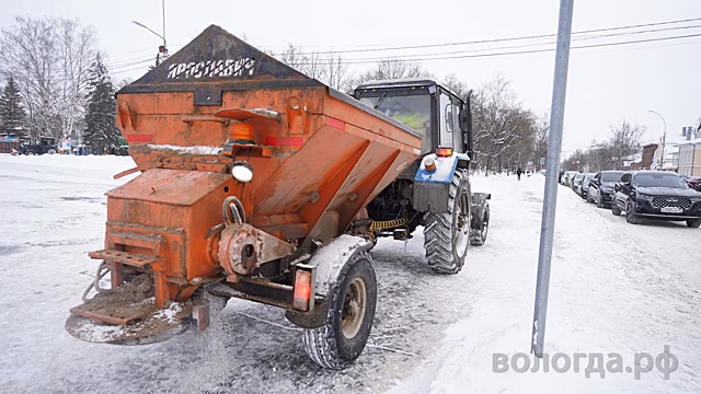 В Вологде дороги и тротуары обрабатывают противогололедной смесью