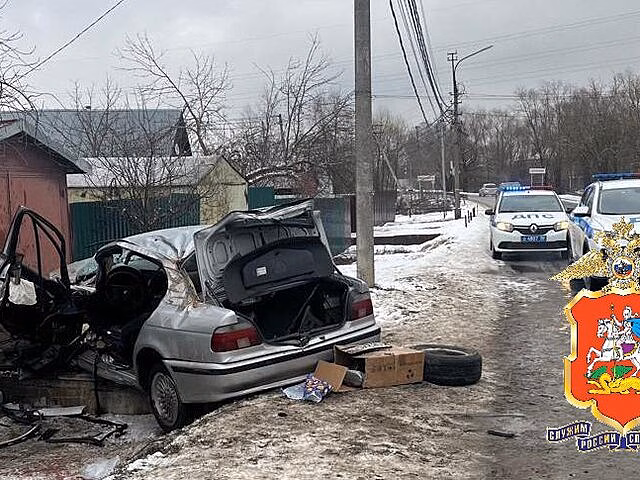 Четыре человека пострадали при столкновении автомобиля с забором в Подмосковье