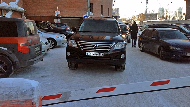 «Я паркуюсь как чудак»: Lexus 007 — вы у меня тут не проедете