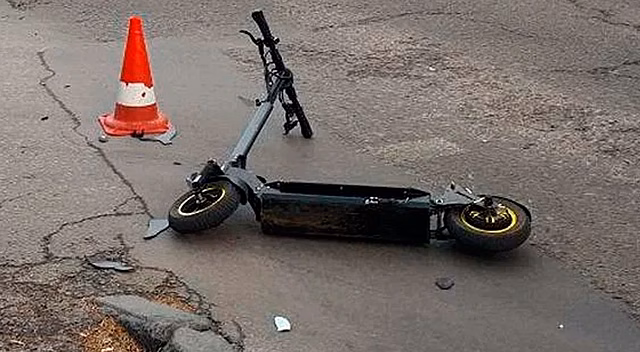Наперерез автомобилю: на дорогах Тюмени подростки-самокатчики устраивают игры со смертью