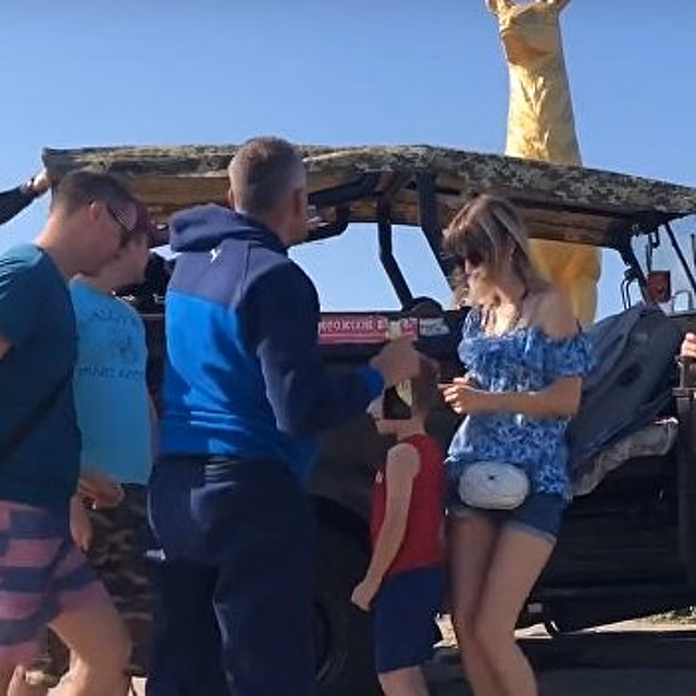 «Зато будет что внукам рассказать» – группа туристов въехала на автомобиле на памятник в Кирилловке