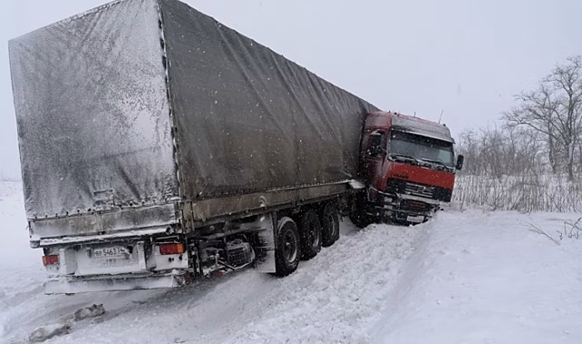 На трассе в Волгоградской области иномарка влетела под фуру