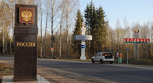 Прячутся в фурах, платят мошенникам. Что творится на границе с Беларусью?
