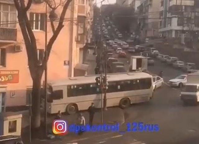 ДТП с участием пассажирского автобуса произошло в центре Владивостока