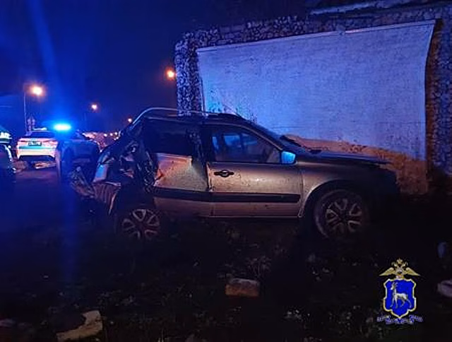 В Тольятти Lada Granta врезалась в световую опору и дом, три человека пострадали