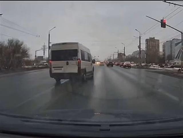 В Тольятти нашли водителя маршрутки, проехавшего на красный свет