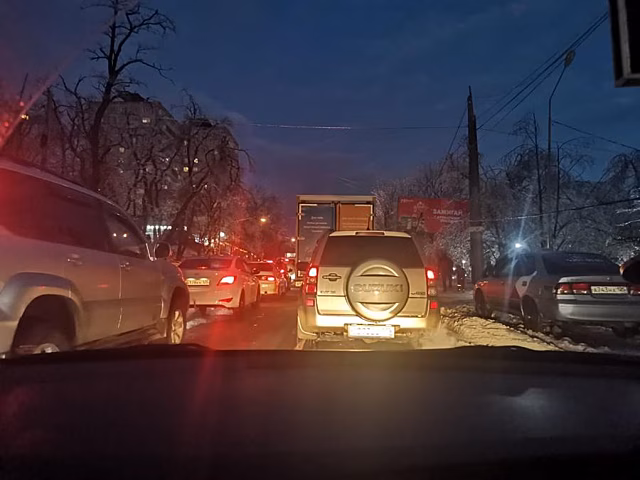 «До дома не доехать»: рекордные для этого года пробки сковали столицу Дальнего Востока