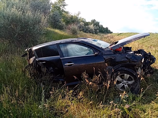 На трассе в Оренбургской области Kia Sportage слетел в кювет. Пострадали двое