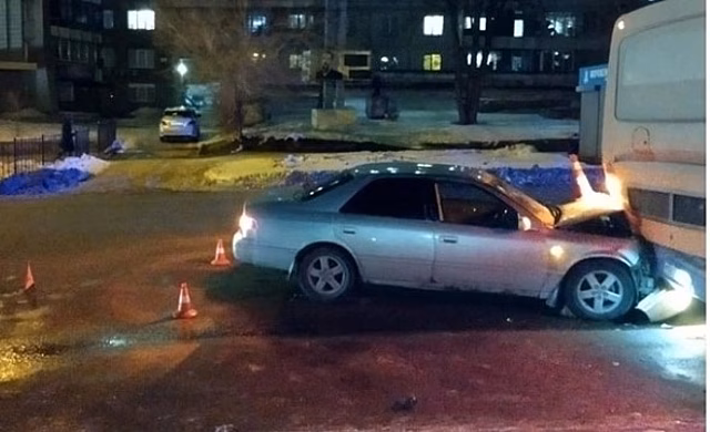 Двойное ДТП: в Новосибирске иномарка сбила пенсионера и врезалась в автобус