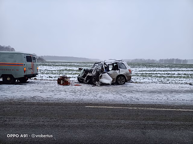 Мужчина и 17-летний парень погибли в легковушке, влетевшей в грузовик