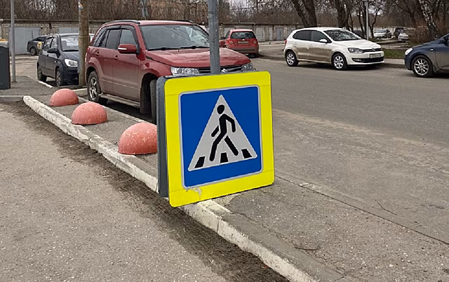 Дорожный знак упал на улице Колхозной в Рязани
