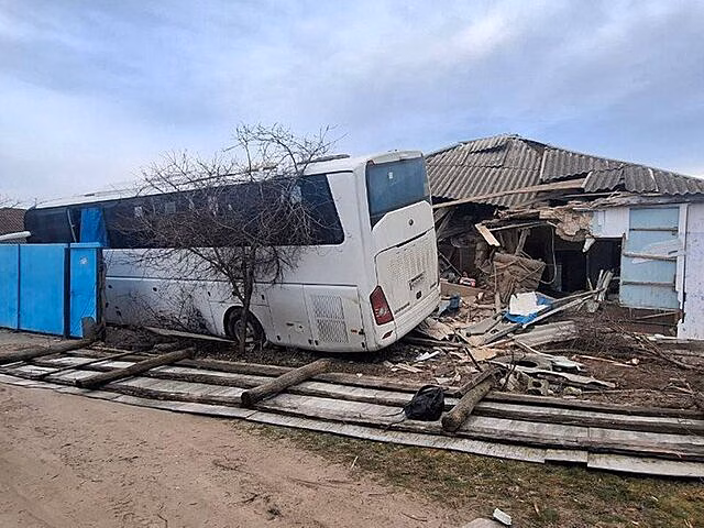 Автобус Москва – Стаханов врезался в жилой дом в ЛНР