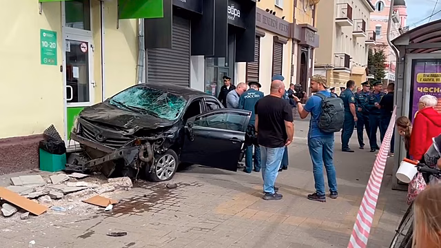 В Калуге водитель без прав сбил 10 человек на остановке
