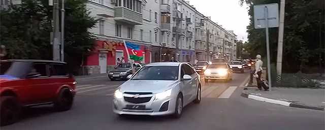 Автоколонна с флагами Азербайджана проехала по главной улице Воронежа