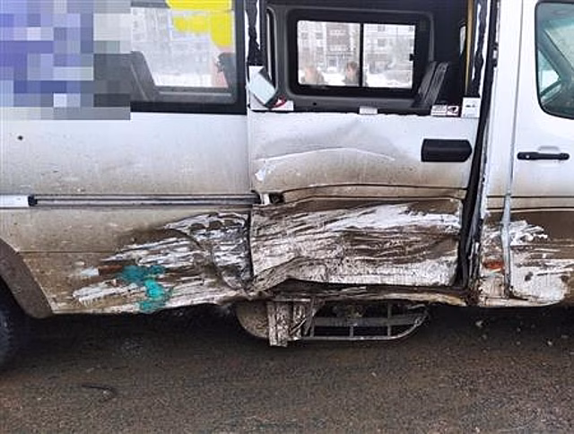 В Тольятти водитель легковушки врезался в автобус, двое пострадали