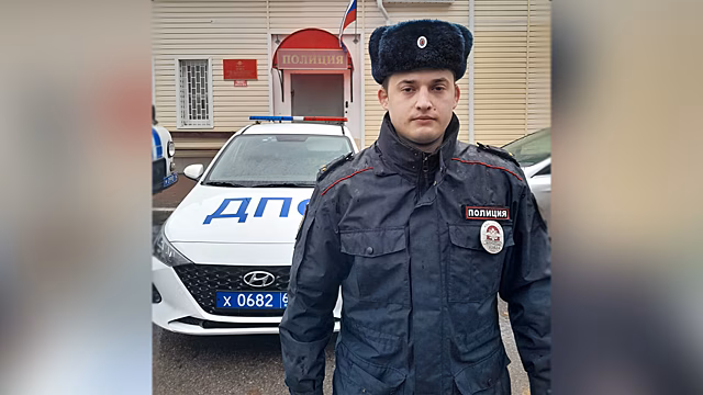 В Рязанской области полицейский помог выбраться из перевернувшейся машины пострадавшей в ДТП девушке