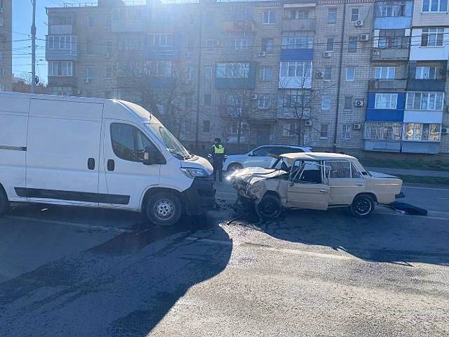 Неуправляемая легковушка вылетела на встречку и спровоцировала ДТП в Краснодаре