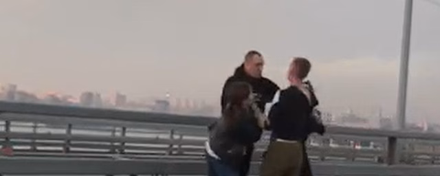 На Бугринском мосту в Новосибирске подрались двое водителей