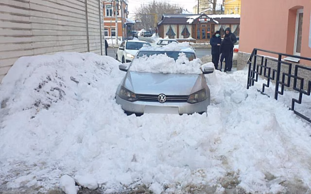 Водитель получил травму головы после падения снега с крыши на автомобиль в центре Рязани