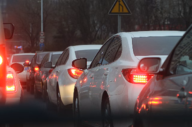 Два человека были спасены водителем мусоровоза