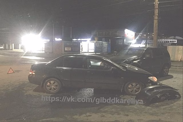 Два легковых автомобиля столкнулись в Петрозаводске