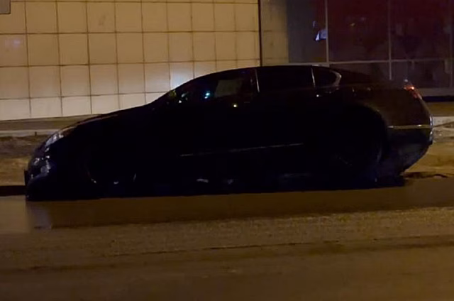 Легковой автомобиль провалился под асфальт в центре Читы из-за разлива канализации