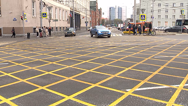 В центре Калининграда нанесли вафельную разметку