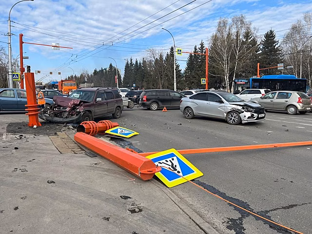 Водитель иномарки пострадал при таране светофора в Кемерове
