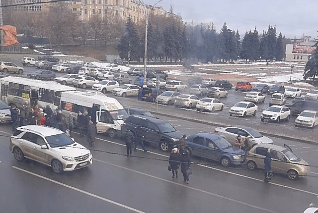 В Курске сложился «паровозик» из шести машин