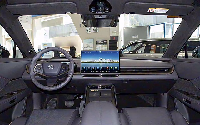 Новый седан Toyota с пневмоподвеской и креслами невесомости уже скоро в продаже