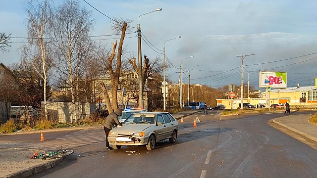 Велосипедиста сбили на перекрестке в центре Вологды