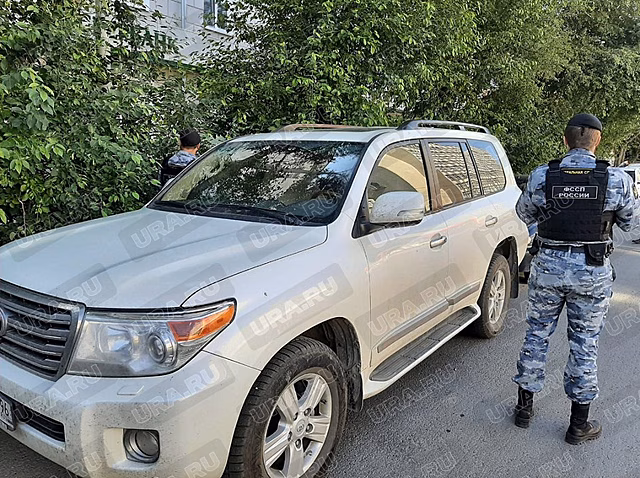 Екатеринбуржец лишился внедорожника Land Cruiser во время обеда в кафе