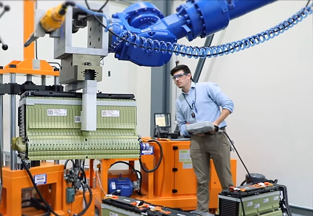 ORNL в США создали робота для разборки аккумуляторов от электромобилей
