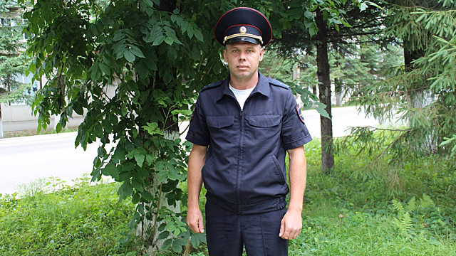 В Еврейской автономной области полицейский помог выбраться девушке из заболоченной местности
