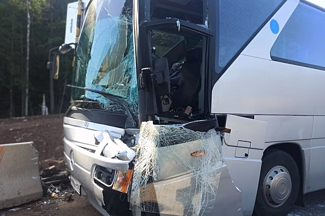 Автобус с туристами врезался в фуру на челябинской трассе