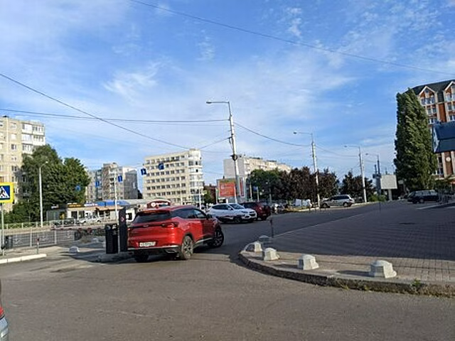В Калининграде закрыли очередную популярную бесплатную парковку возле крупного супермаркета