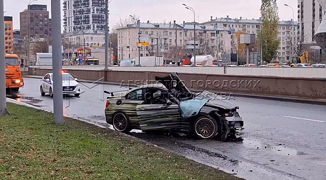 Водитель BMW врезался в столб в центре Москвы