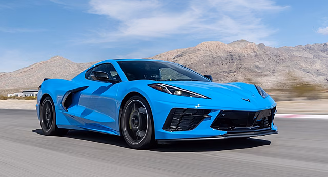 В Дубае сняли на видео дорогой Corvette C8, почти полностью уничтоженный во время аварии