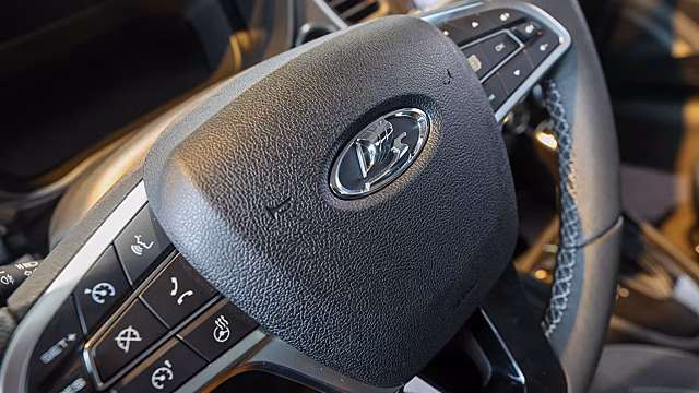 АвтоВАЗ прокомментировал аварию Lada Vesta из-за будто бы заклинившего руля