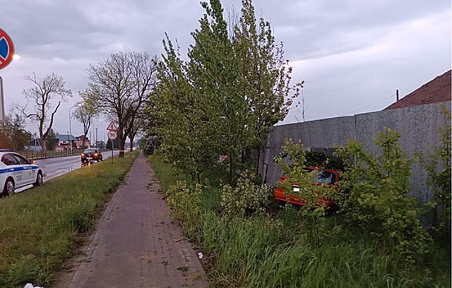 В Калининграде два авто не поделили дорогу, одна из машин врезалась в забор