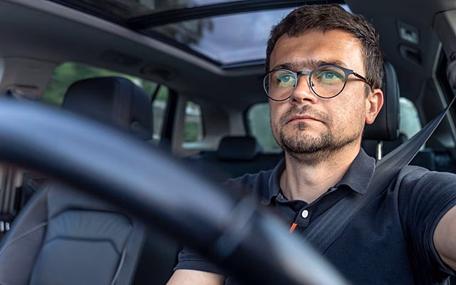 Офтальмолог рассказал о сезонных проблемах со зрением и дал советы водителям