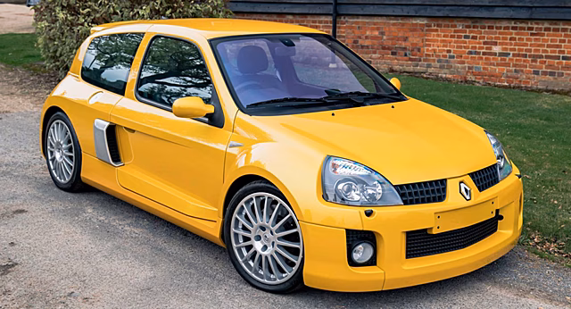 Редкий среднемоторный хот-хэтч Renault Clio V6 ушёл с молотка за 7,1 млн рублей
